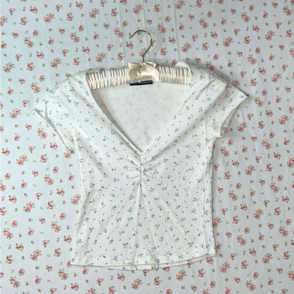 ♡ Brandy Melville Floral Tee ♡